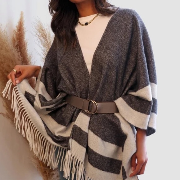 Walter Baker Verushka Reversible Poncho Charcoal/Ivory - Picture 4 of 8